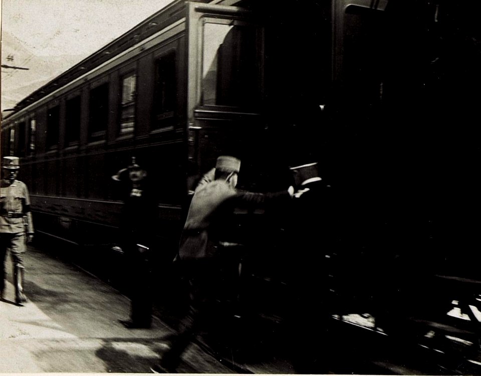 Kaiser Karl besteigt den Zug nach Wien. (BildID 15583969)