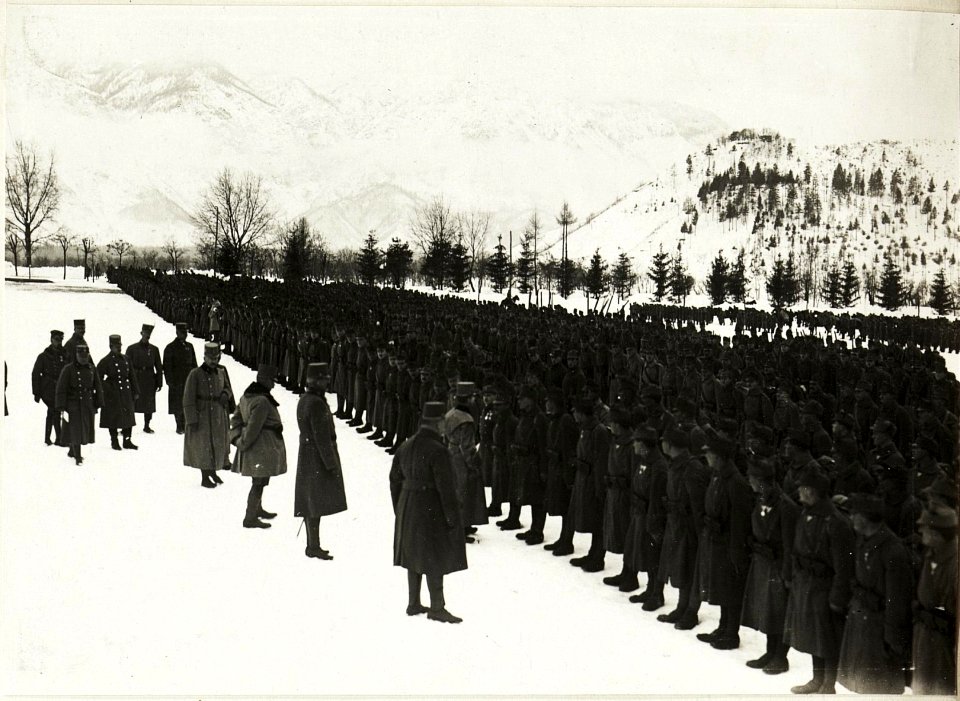 Kaiser Karl I,, Besuch in Levico, Defilierung der Truppe. (BildID 15415449)