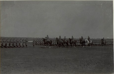 Kaiserin Geburtstagfeier.GO.reitet die Front ab. (BildID 15656029)