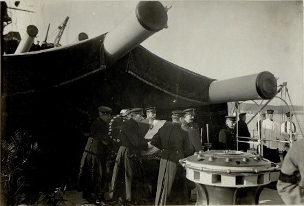 Kaiser Karl I. beim Begräbnis des an Lungenentzündung verstorbenen Grossadmirals Anton Haus in Pola, 10.2.1917 (BildID 15551218)