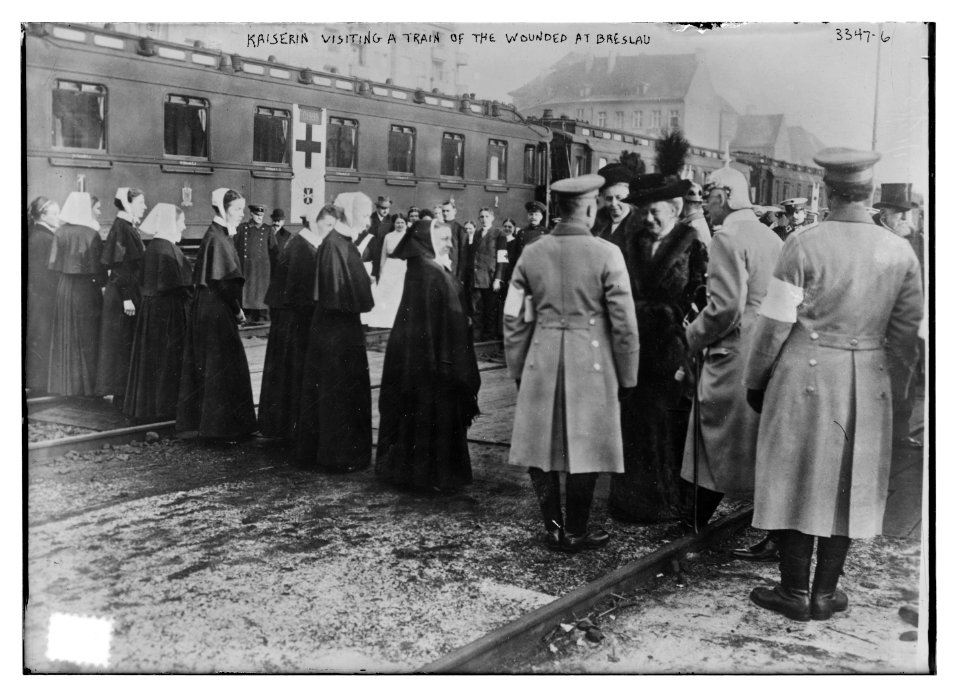 Kaiserin visiting a train of the wounded at Breslau LCCN2014698164