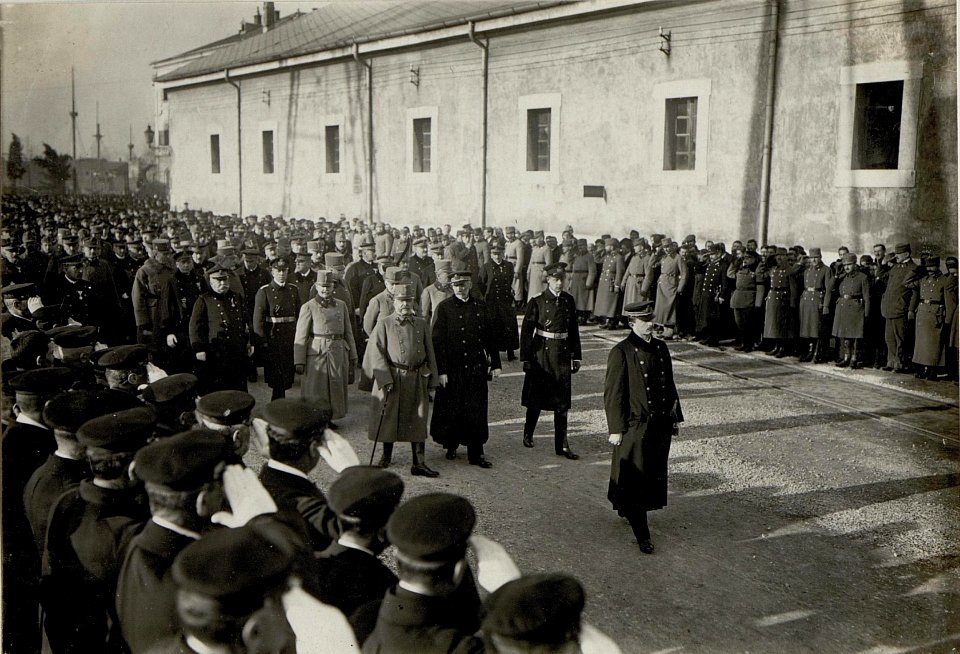 Kaiser Karl I. beim Begräbnis des an Lungenentzündung verstorbenen Grossadmirals Anton Haus in Pola, 10.2.1917 (BildID 15551302)
