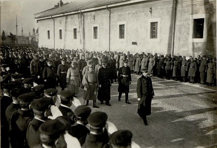 Kaiser Karl I. beim Begräbnis des an Lungenentzündung verstorbenen Grossadmirals Anton Haus in Pola, 10.2.1917 (BildID 15551302)