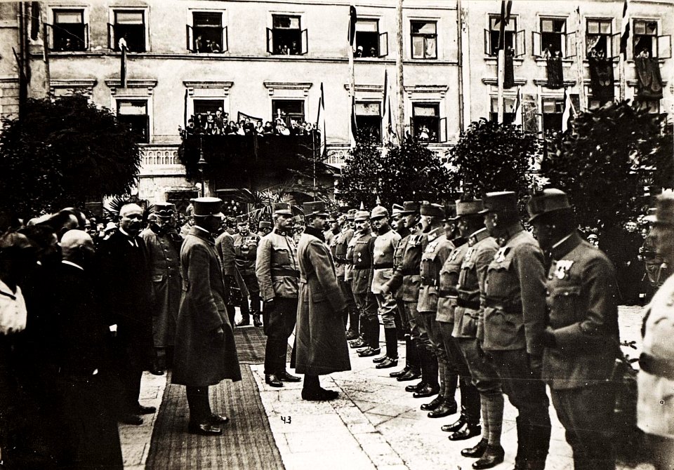 Kaiser Karl I. beim Besuch von Iwano-Frankiwsk (Stanislau) unmittelbar nach der erfolgreichen Gegenoffensive in Galizien am 29.7.1917 (BildID 15566522)
