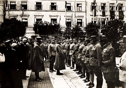 Kaiser Karl I. beim Besuch von Iwano-Frankiwsk (Stanislau) unmittelbar nach der erfolgreichen Gegenoffensive in Galizien am 29.7.1917 (BildID 15566522)