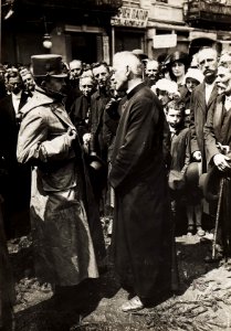 Kaiser Karl I. besucht am 29.7. Kolomea, das während der Gegenoffensive in Galizien zurückerobert wurde. (BildID 15566529)