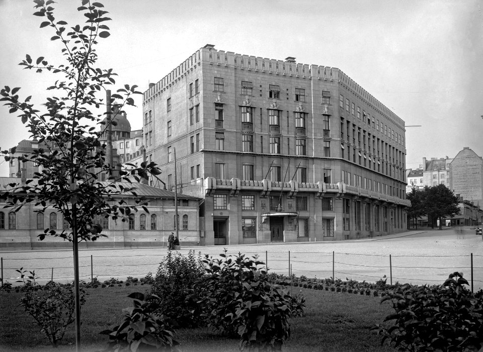 Kaivokatu 10, 12. Mannerheimintie 5, 7. Kuvattu rautatieaseman kulmalta Kaivokadun yli - N25348 (hkm.HKMS000005-km0000mtti)
