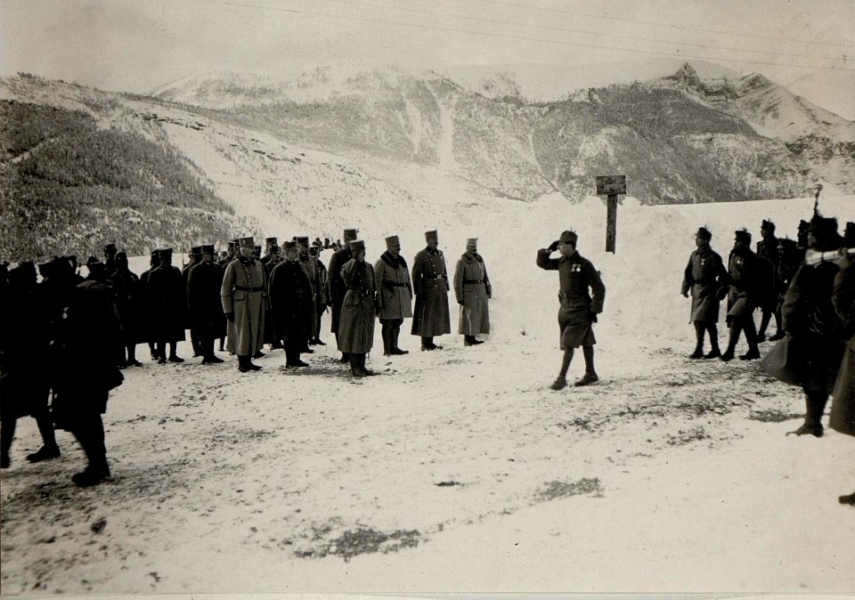 Kaiser Karl I. besucht das Plateau von Folgaria (Vielgereuth), 16.1.1917 (BildID 15549649)