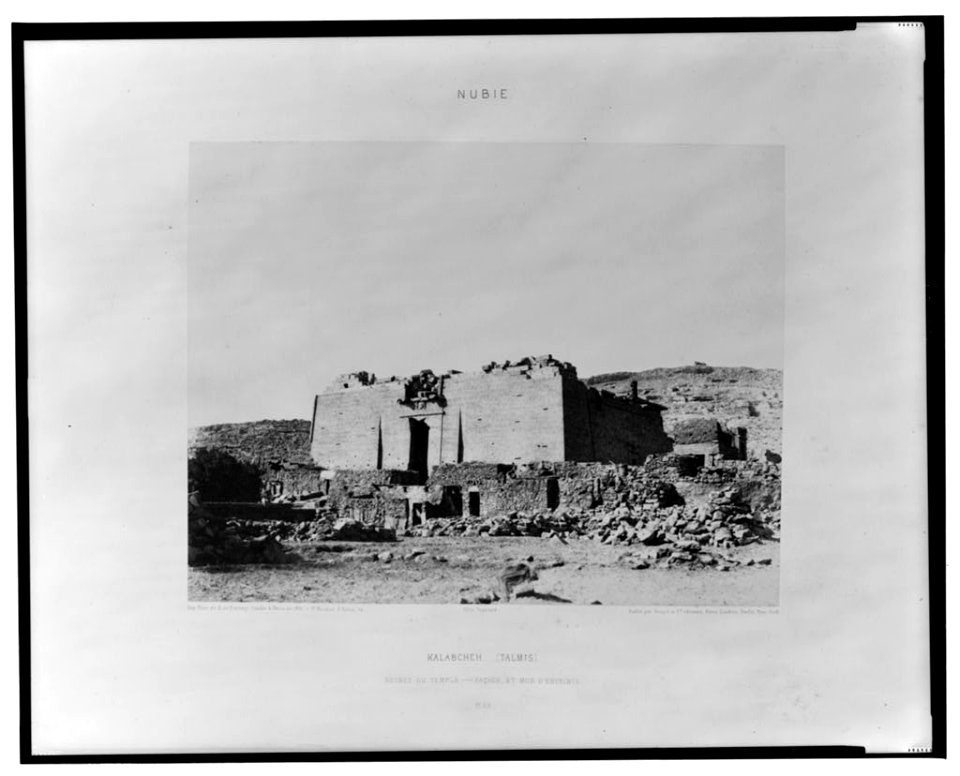 Kalabcheh (Talmis) - ruines du temple - façade et mur d'enceinte - Félix Teynard. LCCN2001695361