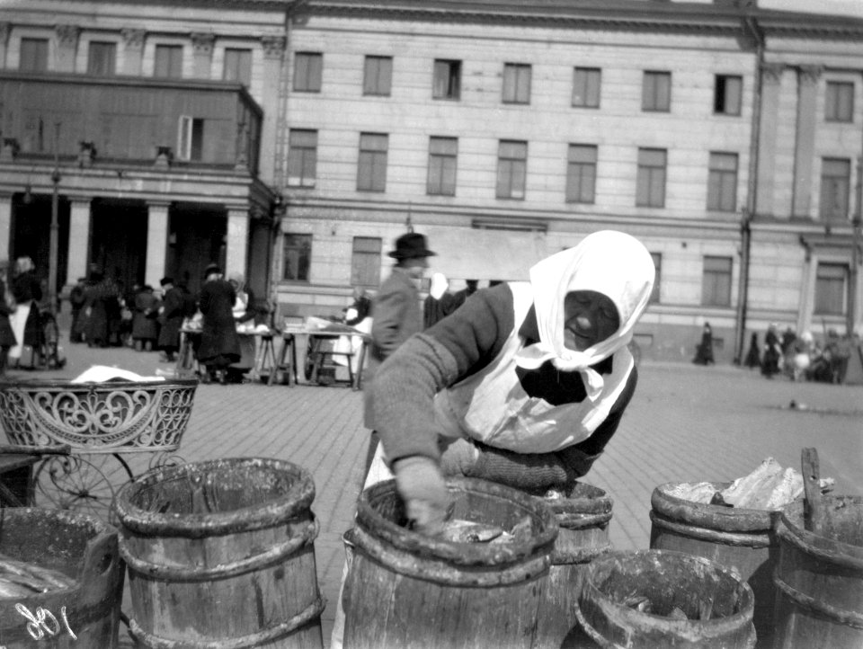 Kalakauppias Kauppatorilla - N1958 (hkm.HKMS000005-000001aq)