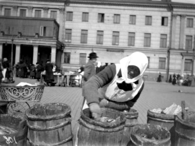 Kalakauppias Kauppatorilla - N1958 (hkm.HKMS000005-000001aq)