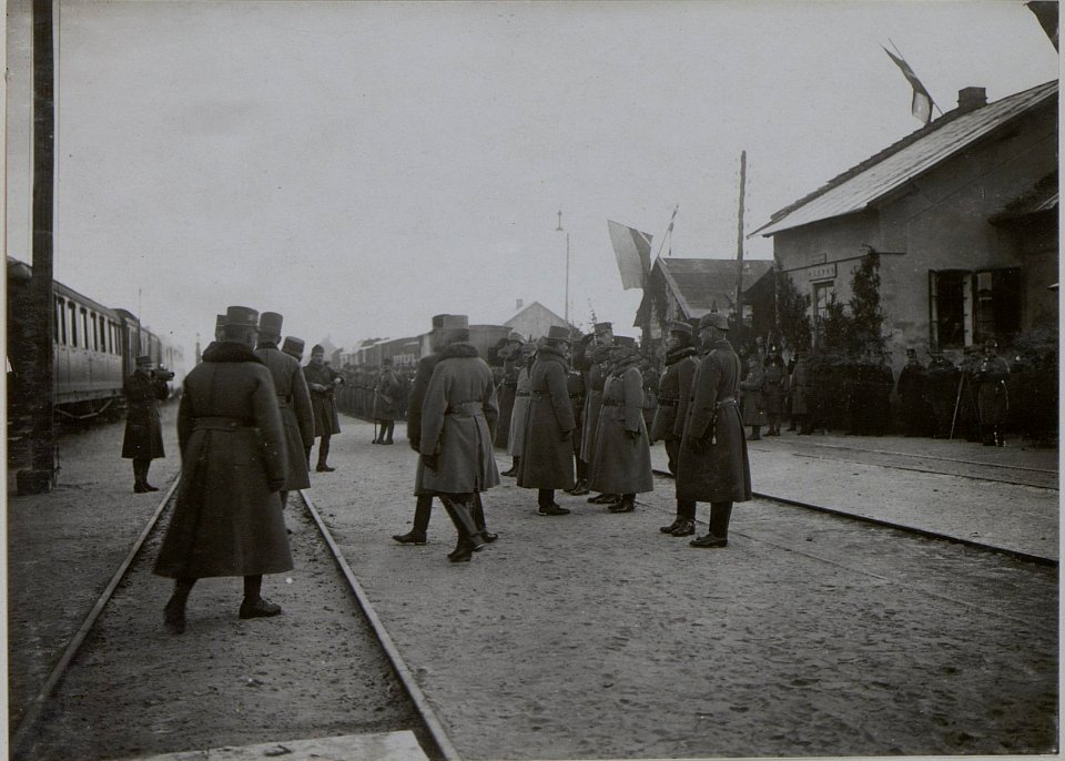 Kaiser Karl I. in Ozhydiv, 9.12.1917, der Kaiser im Gespräch mit General der Infanterie Klaudius Czibulka, dem Kommandanten des XVIII. Korps (BildID 15445704)