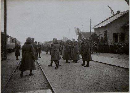 Kaiser Karl I. in Ozhydiv, 9.12.1917, der Kaiser im Gespräch mit General der Infanterie Klaudius Czibulka, dem Kommandanten des XVIII. Korps (BildID 15445704)