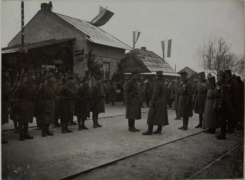 Kaiser Karl I. in Ozhydiv, 9.12.1917. Der Kaiser im Gespräch mit dem Kommandanten der Lehrkompanie 25, im Gefolge des Kaisers Feldmarschall Böhm-Ermolli, General der Infanterie Klaudius Czibulka und O (BildID 15445725)
