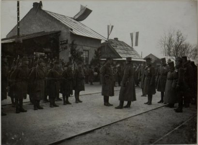 Kaiser Karl I. in Ozhydiv, 9.12.1917. Der Kaiser im Gespräch mit dem Kommandanten der Lehrkompanie 25, im Gefolge des Kaisers Feldmarschall Böhm-Ermolli, General der Infanterie Klaudius Czibulka und O (BildID 15445725)