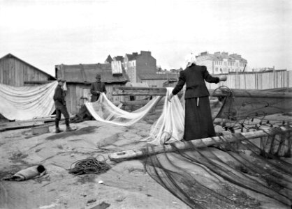 Kalaverkkoja kuivataan ja kunnostetaan ent - N1951 (hkm.HKMS000005-000001ad)