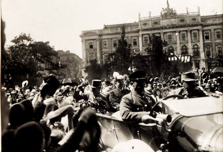 Kaiser Karl I. in Triest während seiner Frontreise an die Isonzofront, Istrien, Kärnten und Vorarlberg, die vom 1. Juni 1917 bis zum 6. Juni 1917 dauerte (BildID 15564967)