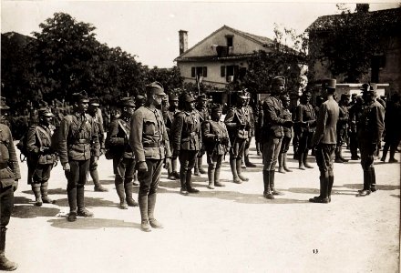 Kaiser Karl I. in Triest während seiner Frontreise an die Isonzofront, Istrien, Kärnten und Vorarlberg, die vom 1. Juni 1917 bis zum 6. Juni 1917 dauerte (BildID 15564995)