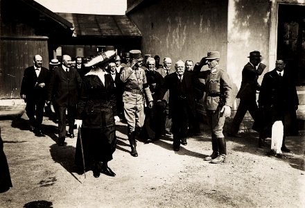 Kaiser Karl I. und Kaiserin Zita besuchen das am 21.5.1917 von einem Brand zerstörte Gyöngyös am 23.5.1917 (BildID 15564791)