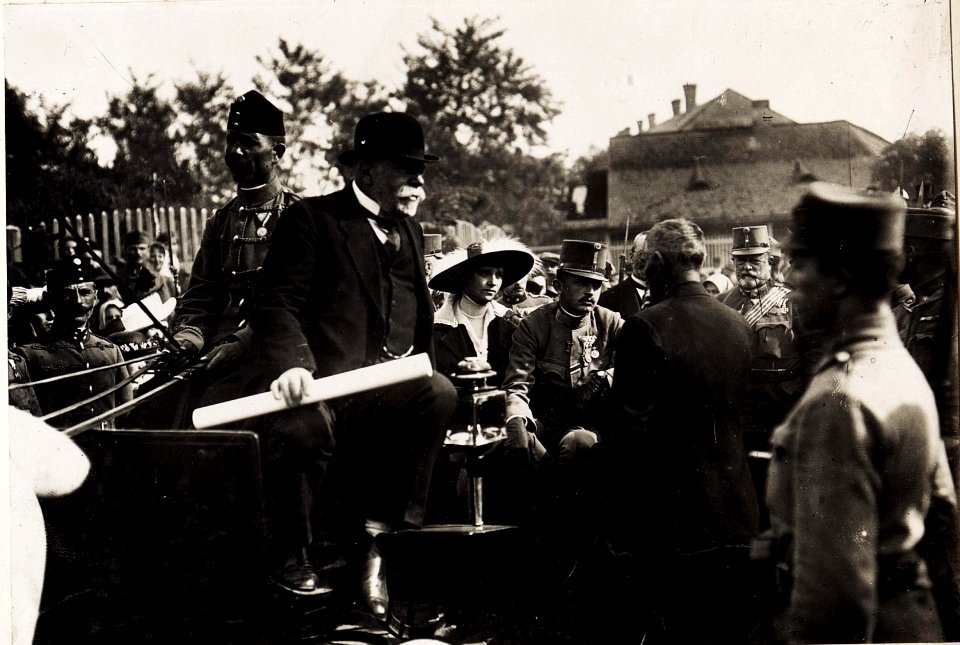 Kaiser Karl I. und Kaiserin Zita besuchen das am 21.5.1917 von einem Brand zerstörte Gyöngyös am 23.5.1917 (BildID 15564819)