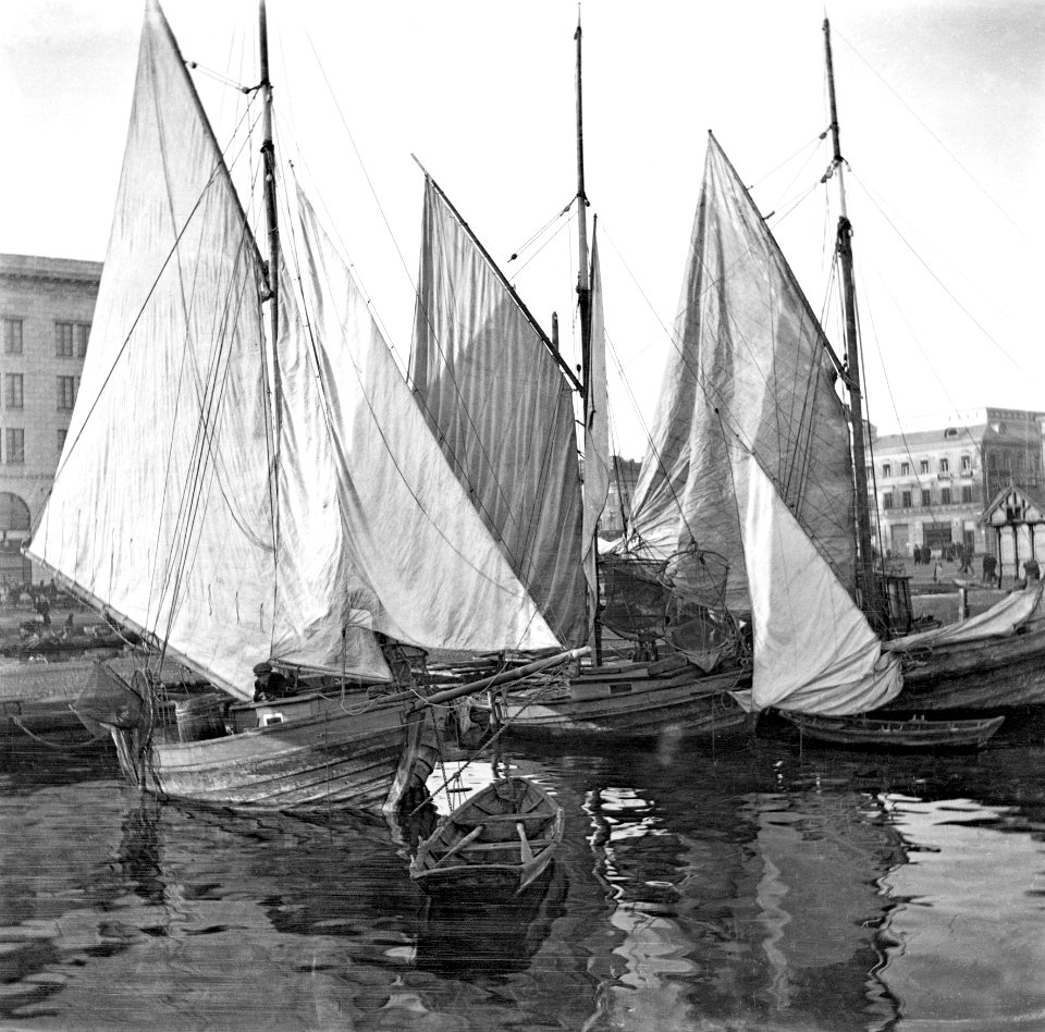 Kalastajien aluksia Eteläsatamassa, Vironaltaassa - N1930 (hkm.HKMS000005-0000018p)
