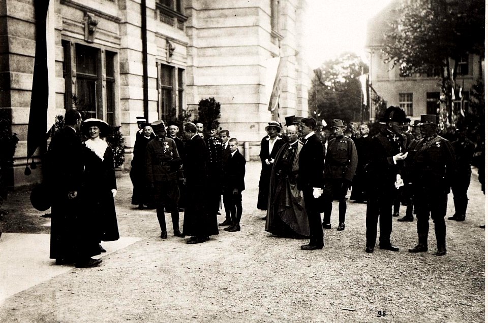 Kaiser Karl I. und Kaiserin Zita in Feldkirch, in der Stella Matutina, am 5. Juni 1917. Karl bereiste vom 1. Juni 1917 bis zum 6. Juni 1917 die Isonzofront, Istrien, Kärnten und Vorarlberg (BildID 15565429)