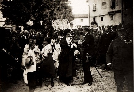 Kaiser Karl I. und Kaiserin Zita in Postojna (Adelsberg) am 3. Juni 1917. Vom 1. Juni 1917 bis zum 6. Juni 1917 bereiste Karl I. die Isonzofront, Istrien, Kärnten und Vorarlberg (BildID 15565051)