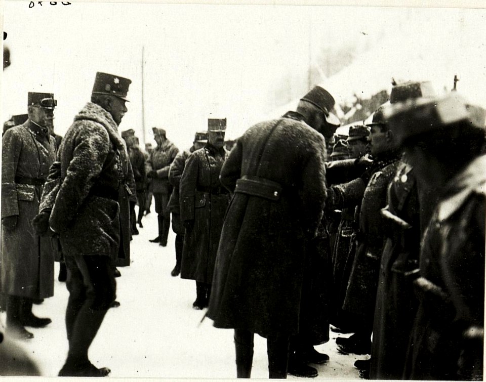 Kaiser Karl I., Besuch in Moena, Inspizierung der Truppe. (BildID 15415681)