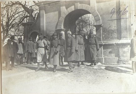 Kais.Kön.Zita Namenstag. Kirchgang. Prinz Oscar v.Pr.und Prinz Georg v.B.(Chodorow, 27.4.17). (BildID 15727558)