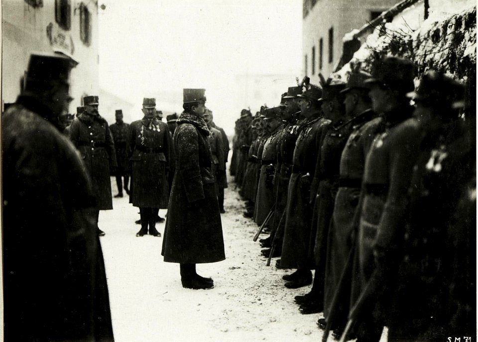Kaiser Karl I., Besuch in Panchaia, Meldung der Offiziere und Kommandanten (BildID 15415617)