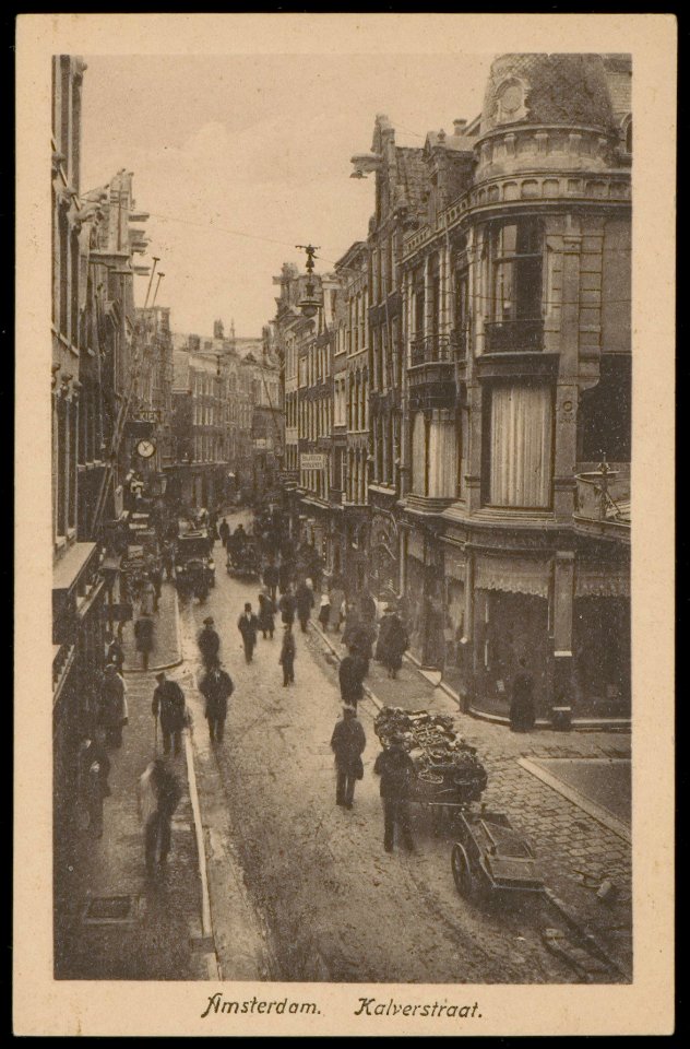 Kalverstraat vanaf Muntplein richting Heiligeweg. Uitgave J. Sleding, Amsterdam, Afb PBKD00353000015