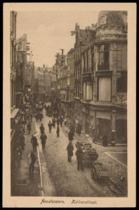 Kalverstraat vanaf Muntplein richting Heiligeweg. Uitgave J. Sleding, Amsterdam, Afb PBKD00353000015