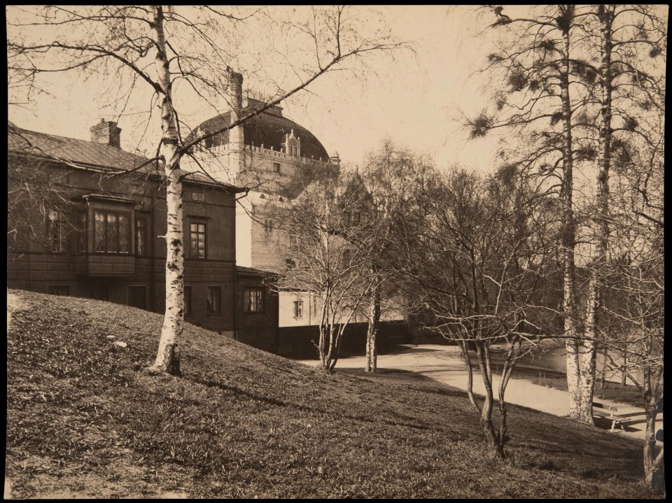 Kaisaniemen puisto, vasemmalla Mikonkatu 22 ja taustalla vasemmalla Kansallisteatteri, oikealla joutsenlampi - G16135 - hkm.HKMS000005-km0000m8im