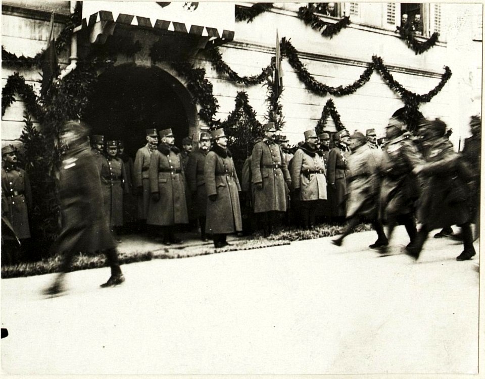 Kaiser Karl I., Besuch in Vezzano, Defilierung der Truppe (BildID 15415505)