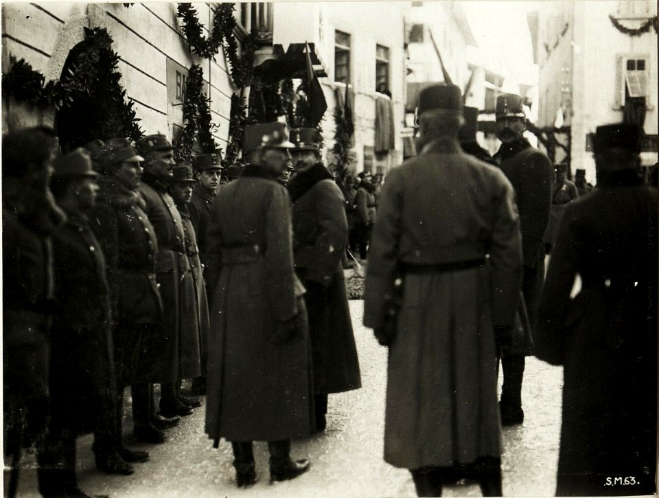 Kaiser Karl I., Besuch in Vezzano, Dekorierung der Mannschaft. (BildID 15415561)