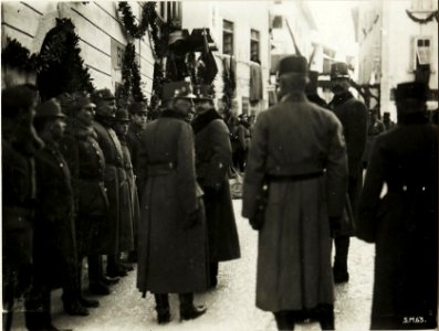 Kaiser Karl I., Besuch in Vezzano, Dekorierung der Mannschaft. (BildID 15415561)