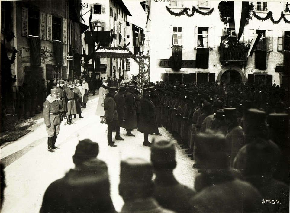 Kaiser Karl I., Besuch in Vezzano, Inspizierung der Truppe. (BildID 15415568)
