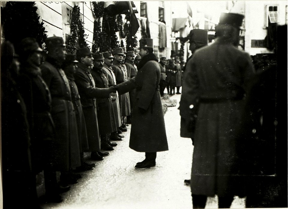 Kaiser Karl I., Besuch in Vezzano, Vorstellung der Offiziere. (BildID 15415484)