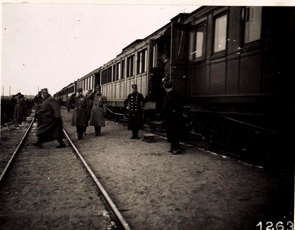 Kaiser Karl I.in Lubitow. (7-XII.1917.) (BildID 15711960)