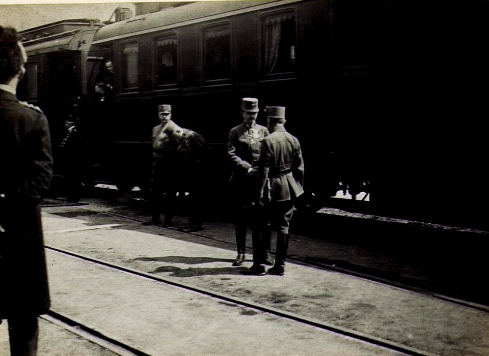 Kaiser Karl im Gespräch mit Feldmarschall Conrad vor Abfahrt des Hofzuges. (BildID 15583927)