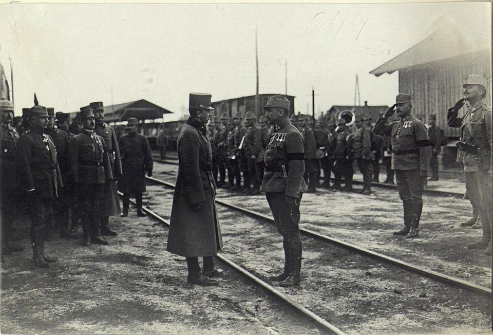 Kaiser Karl im Gespräche mit dem Kmdten d.Ehrenkompagnie (H.I.R.309). (BildID 15727544)