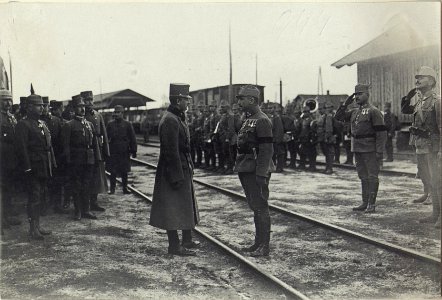 Kaiser Karl im Gespräche mit dem Kmdten d.Ehrenkompagnie (H.I.R.309). (BildID 15727544)