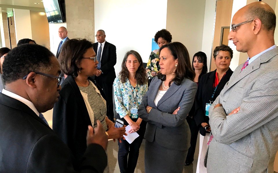 Kamala Harris DBU5FM5W0Ag5DH9