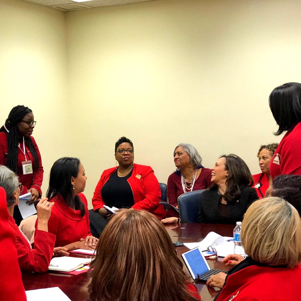Kamala Harris with Delta Sigma Theta members C6VC6uhWMAAkIuF