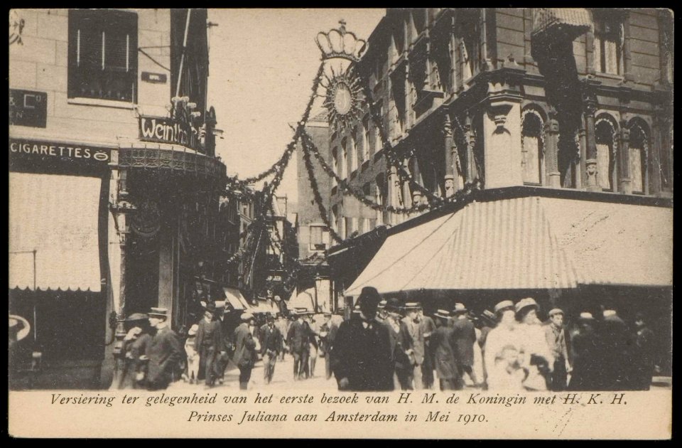 Kalverstraat 179 op de kruising met het Spui, gezien richting Dam met versiering wegens koninklijk bezoek