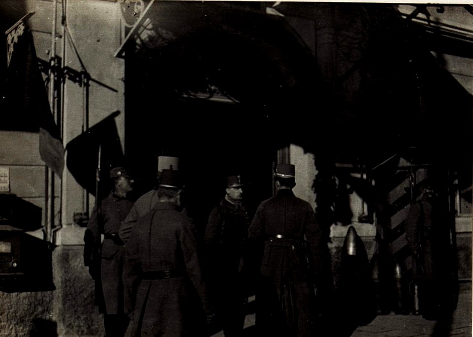 Kaiser Karl beim 14. Korps am 4.1.1916. Bruneck, Empfang beim Kommando. (BildID 15579615)