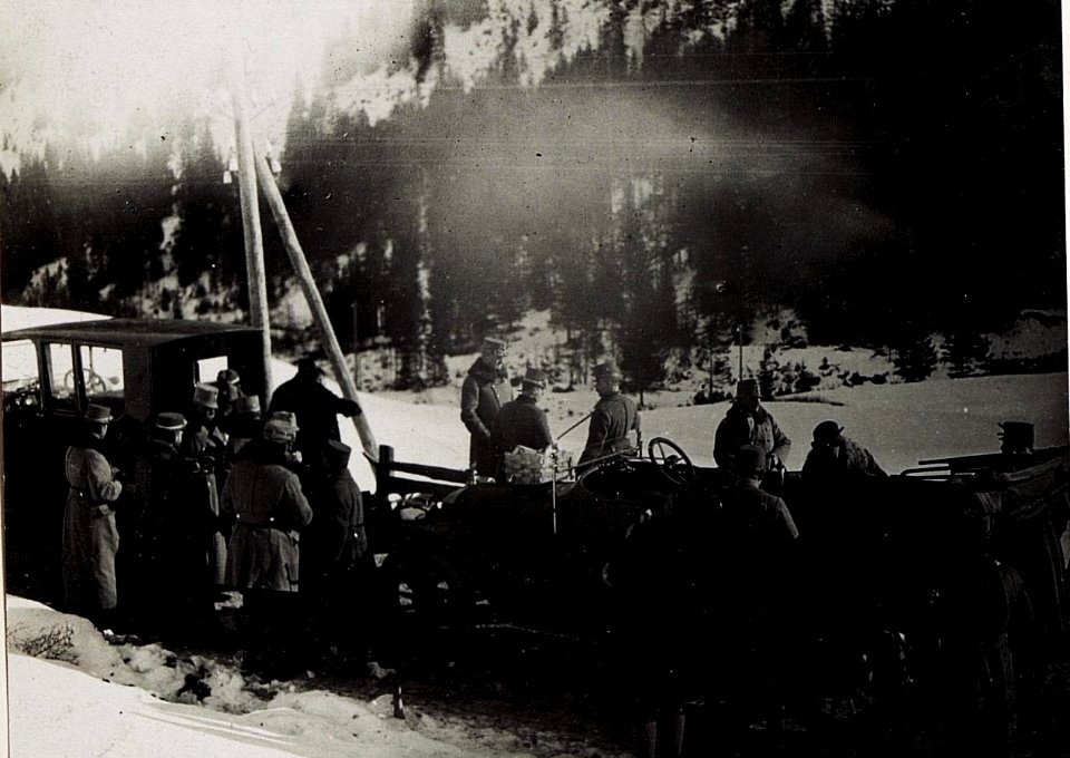 Kaiser Karl beim 14. Korps am 4.1.1916. Frühstück beim Auto nächst Stern. (BildID 15579664)
