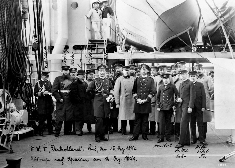 Kaiser Wilhelm II. und Prinz Heinrich an Bord der Panzerfregatte DEUTSCHLAND vor der Ausreise nach Ostasien (Kiel 44.601)