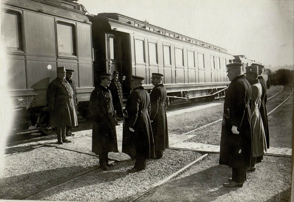 Kaiser Karl I. beim Begräbnis des an Lungenentzündung verstorbenen Grossadmirals Anton Haus in Pola, 10.2.1917 (BildID 15551204)
