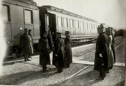 Kaiser Karl I. beim Begräbnis des an Lungenentzündung verstorbenen Grossadmirals Anton Haus in Pola, 10.2.1917 (BildID 15551204)